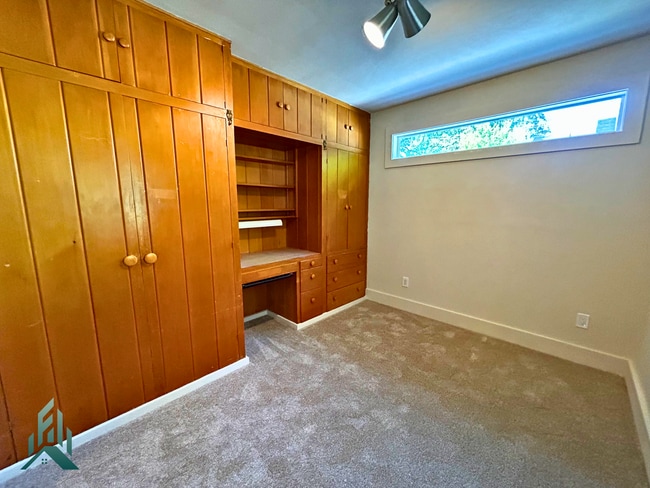 Building Photo - Charming 4 Bedroom Home with Hardwood Floors, Gas Fireplace & Large Fenced Yard