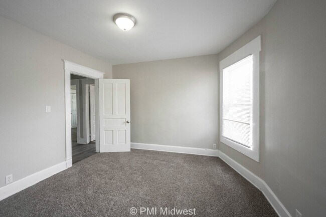 Building Photo - "Charming 3-Bedroom Duplex Haven on W 29th St – Spacious 1031 Sq Ft Gem in Indianapolis!"