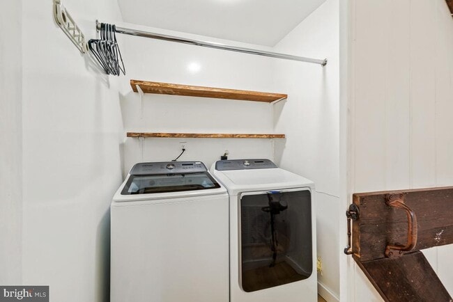 Building Photo - 1527 Hiddenbrook Dr