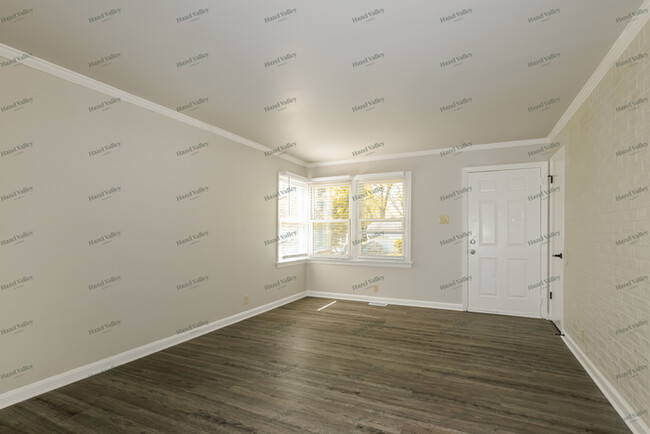 Building Photo - 1143 Roxton Dr