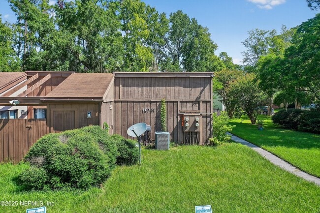 Building Photo - 10711 Whispering Woods Pl