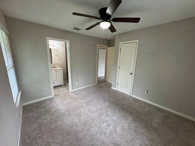 Building Photo - 406 Hillcrest St