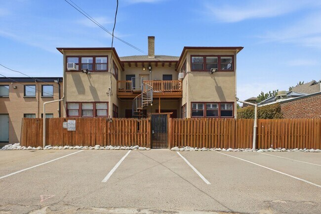 Building Photo - Charming 2-bedroom, 1-bath condo located in the heart of Denver