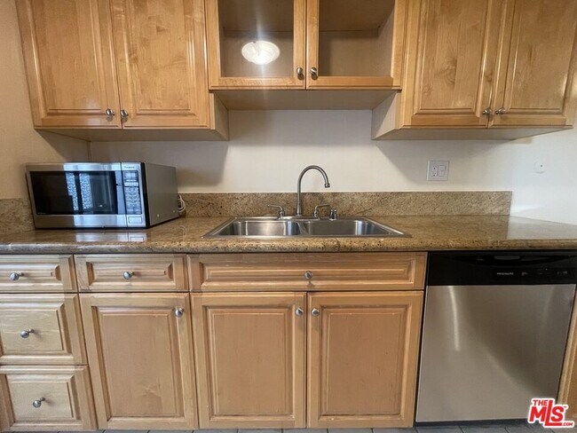 Building Photo - 5330 Zelzah Ave