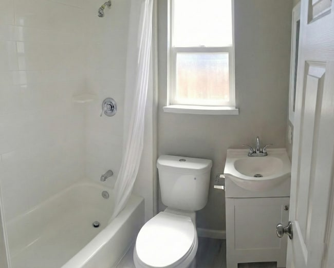 Building Photo - Remodeled 4-Bedroom House w/ Private Yard in Oakland