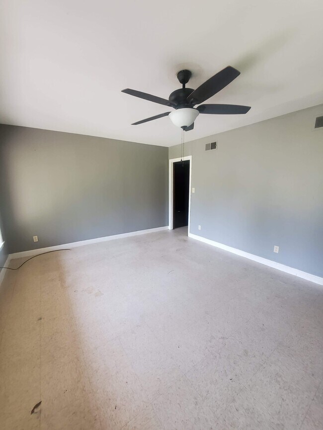 Building Photo - 2828 N 5th Ave