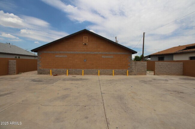 Building Photo - 1732 W Maricopa St