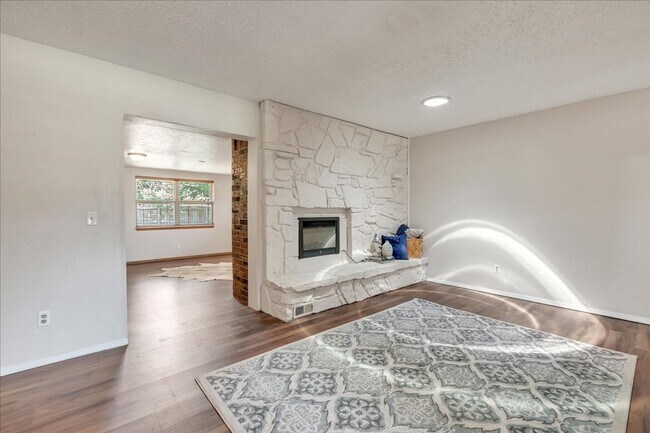 Building Photo - Lawn Care Included! 3 bed, 2 bath, 2 livings