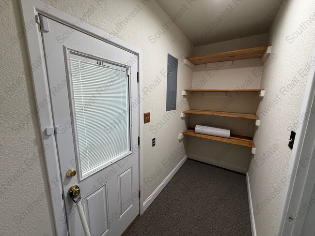 Building Photo - Spacious 4 Bedroom 2 Bathroom Home