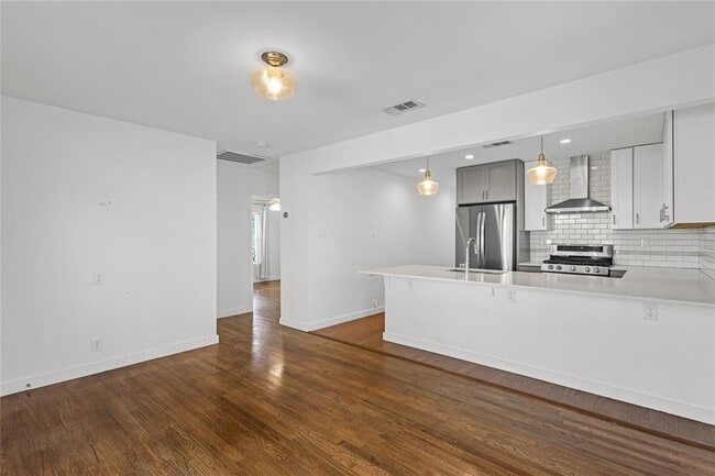 Building Photo - 713 E 45th St