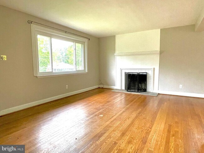 Building Photo - 3703 Larchmont Dr