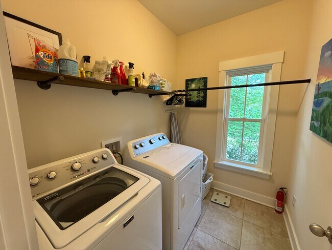 Building Photo - 3 Bedroom 2.5 Bath House in Moultrie Park ...