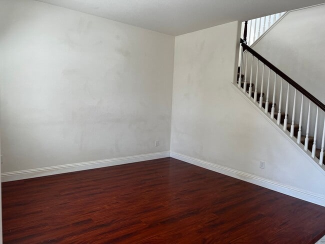 Building Photo - Executive 4 Bedroom, 2.5 Bathroom 2100 Sqf...