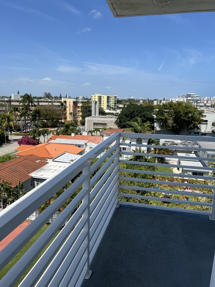 Building Photo - 7800 Carlyle Ave