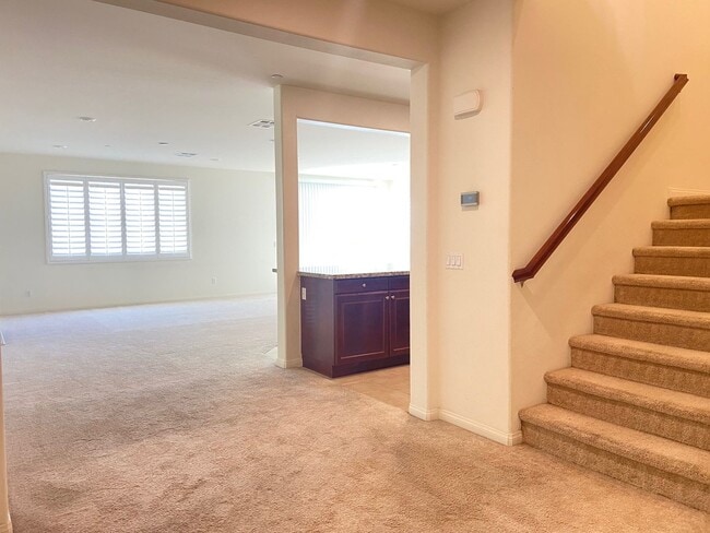 Building Photo - Beautiful 6 bed and 4.5 bath home in West ...