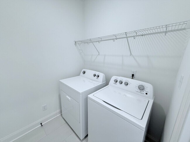 Building Photo - NEW South Grove unit