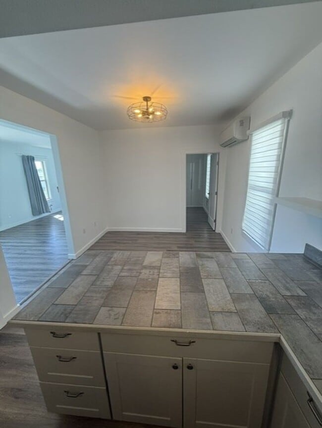 Building Photo - Great updated home on quiet downtown street, fenced yard.