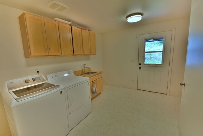 Building Photo - 3bd/2ba Lake Forest Park Home