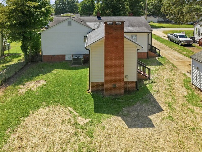 Building Photo - Modern Updates in this Classic 3bedroom/2.5 Bath Home in Erwin