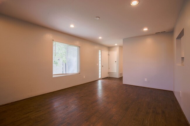 Building Photo - End Unit Townhome with Private Patio