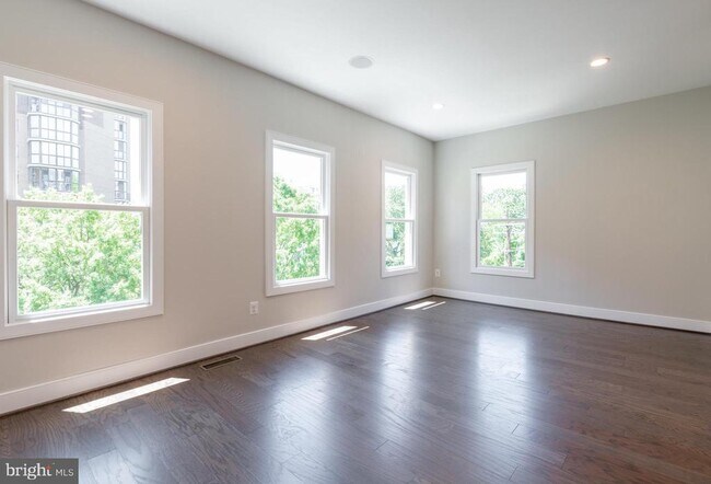 Building Photo - 1527 16th Rd N