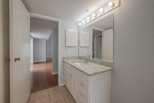 Building Photo - 9809 Richmond Ave.