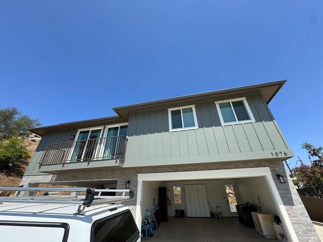 Building Photo - Brand New Upstairs Unit
