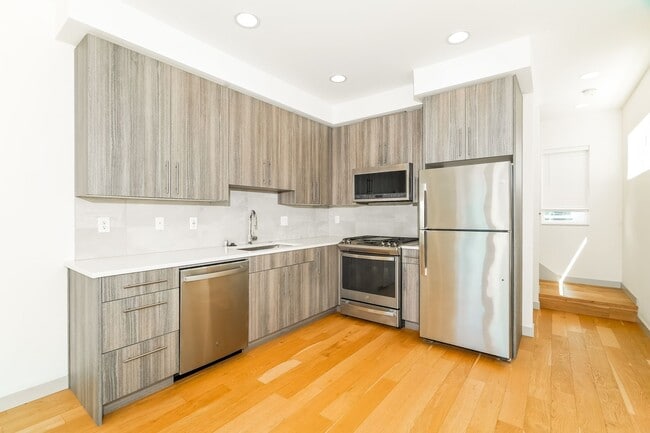 Building Photo - Sleek 2-Bed Townhome with Rooftop Deck & A...