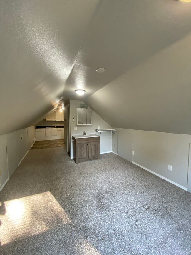 Building Photo - 105 7th Ave SE