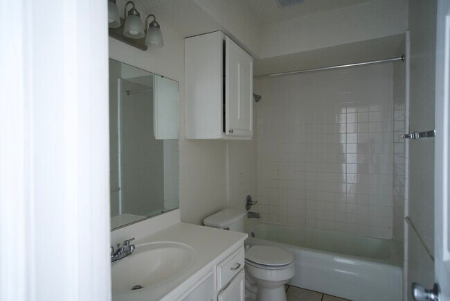 Building Photo - 2255b Donna Dr