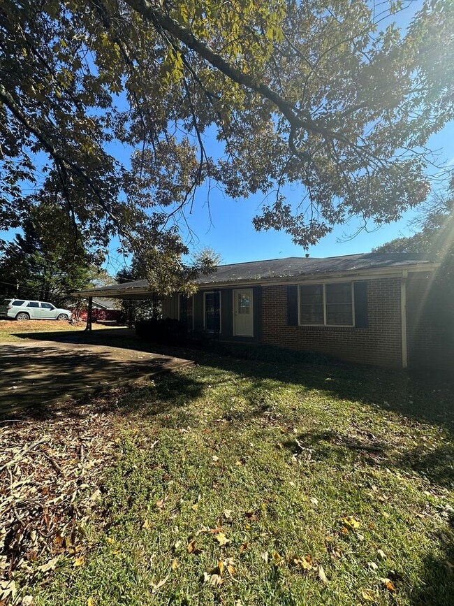 Building Photo - Move-in ready 3 bedroom, 2 bath brick home...