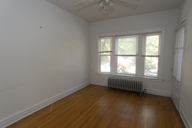 Building Photo - Lincoln Square / Ravenswood - 2 Bedroom / 1 Bath - Heat Included