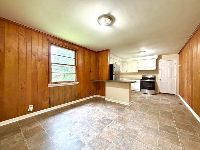 Building Photo - 221 Mills Dr