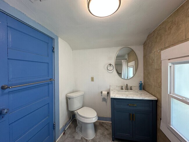 Building Photo - Upstairs apartment near United Regional Ho...