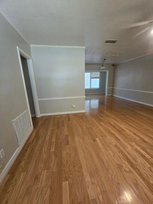 Building Photo - $300 Off 1st Month