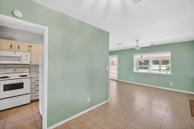 Building Photo - 841 SW 18th Ct