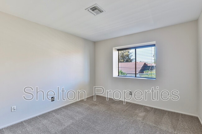 Building Photo - 2708 E Leonora St