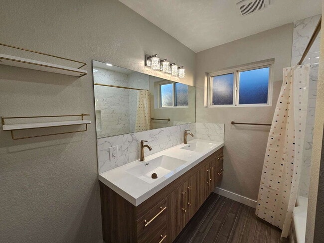 Building Photo - 2025 Lee St