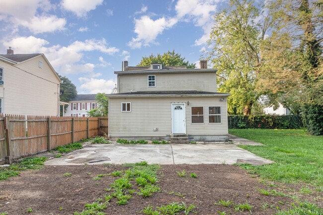 Building Photo - 3-bedroom, 2-bathroom traditional home in ...