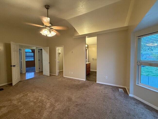 Building Photo - Spacious 5-Bedroom Home in Clinton!