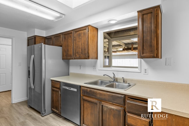 Building Photo - 4 Bedrooms - 2 1/2 Baths - South Medford Living