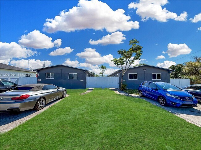 Building Photo - 2620 NW 18th Terrace