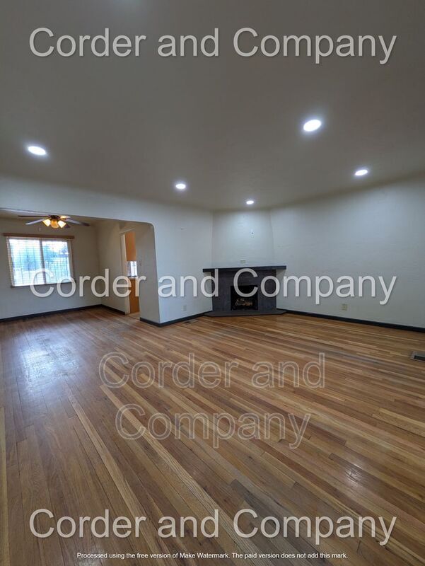 Building Photo - 302 Valencia Dr NE