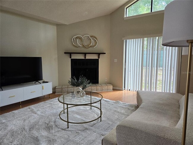 Building Photo - 422 S Netherwood Cres
