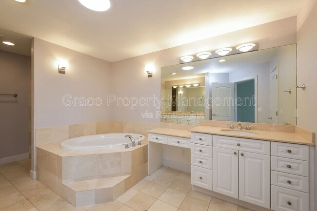 Building Photo - 566 Josephine St