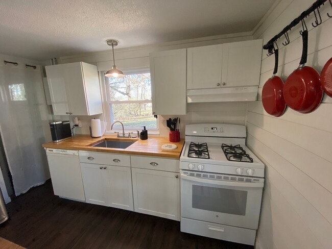 Building Photo - FULLY FURNISHED HOME 2 BED, 1 BATH LOCATED...