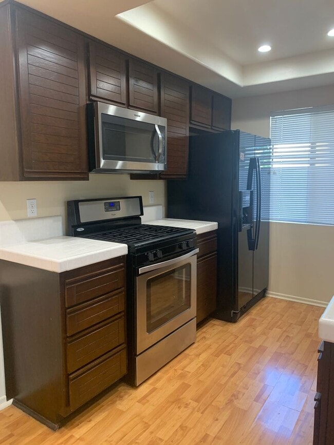 Building Photo - Spacious Lake Forest condo available 09/05...