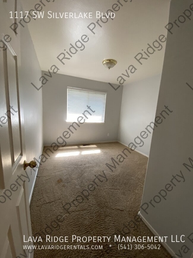 Building Photo - 1117 SW Silver Lake Blvd