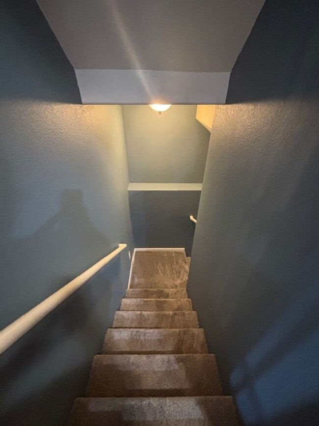 Building Photo - 4 Bedroom 3.5 Bath Townhome in Saddle Ridg...