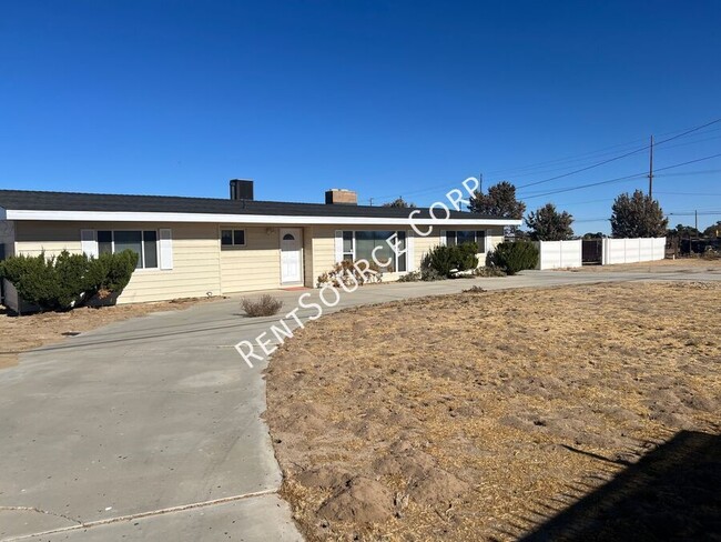 Building Photo - 3 Bedroom Ranch Home For Rent in Palmdale